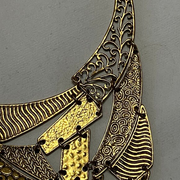 Artsy Fashion Costume Gold Tone Metal Necklace with Filigree detail - Picture 3 of 9